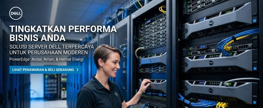 Teknisi sedang melakukan instalasi dan konfigurasi server di rack cabinet
